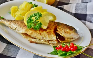 Картинка Жареная рыба с лимоном на тарелке с картофелем