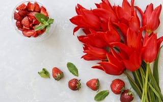 Картинка Букет красных тюльпанов с ягодами клубники