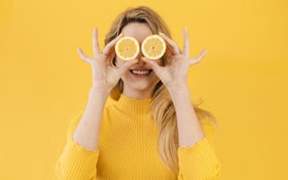 Картинка Красивая девушка в желтом свитере с лимоном