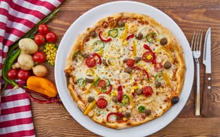 Картинка Аппетитная вкусная пицца на столе с овощами