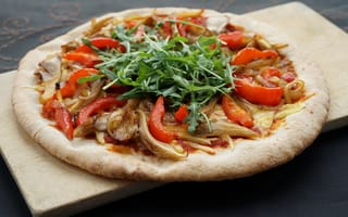 Картинка Пицца с грибами, паприкой и листьями рукколы