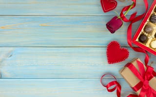 Картинка Роза, подарок, сердечки и конфеты для любимой на голубом фоне