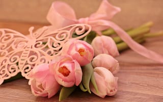 Картинка Букет розовых тюльпанов с лентой и бабочкой