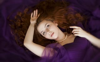 Картинка Рыжеволосая девушка в фиолетовом наряде лежит на полу