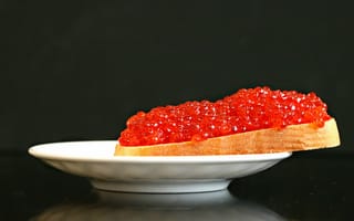Картинка Бутерброд с красной икрой на белой тарелке