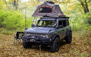 Картинка Внедорожник Ford Bronco Overland Concept 2020 года в лесу с палаткой