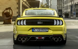 Картинка Желтый спортивный автомобиль Ford Mustang Mach 1 2021 года вид сзади
