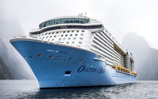 Картинка Большой круизный лайнер Ovation of the Seas заплывает в фьорд