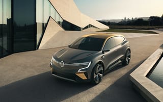 Картинка Серебристый автомобиль Renault Mégane EVision 2020 года у здания