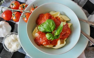 Картинка Итальянское блюдо тортеллини с соусом и базиликом