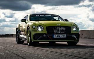 Обои Гоночный автомобиль Bentley Continental GT на трассе