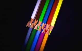 Картинка Разноцветные острые карандаши на черном фоне