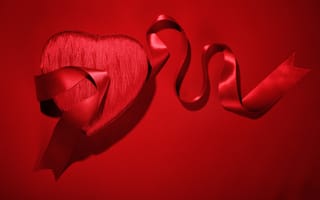 Картинка Подарок с лентой на красном фоне на День Святого Валентина 14 февраля