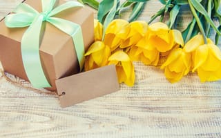 Картинка Желтые тюльпаны и подарок для любимой на 8 марта