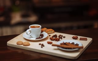Картинка Маленькая чашка кофе на столе с корицей, бадьяном и печеньем