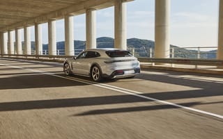 Картинка Внедорожник Porsche Taycan 4S Cross Turismo 2021 года на мосту
