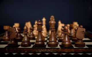 Картинка Деревянные дорогие шахматы на доске