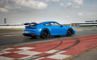 Картинка Голубой автомобиль Porsche 911 GT3 2021 года на трассе
