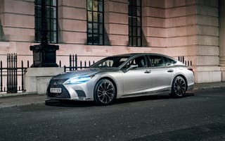 Картинка Серебристый автомобиль Lexus LS 500h 2021 года с включенными фарами