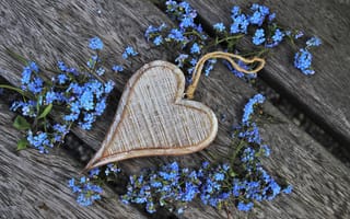 Картинка Деревянное сердце с голубыми цветами незабудки