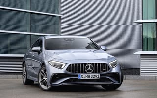 Картинка Серебристый автомобиль Mercedes-AMG CLS 53 4MATIC+ 2021 года у здания