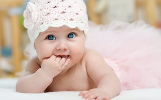 Картинка Милая голубоглазая малышка в розовой шапке