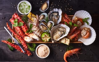 Картинка Аппетитные готовые морепродукты на столе с соусом
