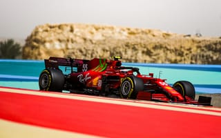 Картинка Красный гоночный автомобиль Ferrari SF21 2021 года на трассе