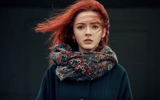 Картинка Ветер развивает волосы рыжеволосой девушки в пальто