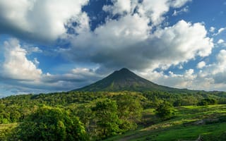 Картинка Зеленый вулкан Ареналь под белыми облаками, Коста Рика