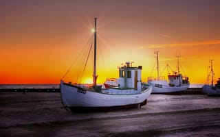 Картинка Рыбацкая лодка на берегу на закате