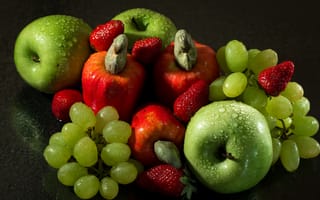 Картинка Мокрые яблоки, виноград и клубника на столе