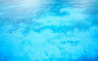 Картинка Чистая спокойная голубая вода в океане