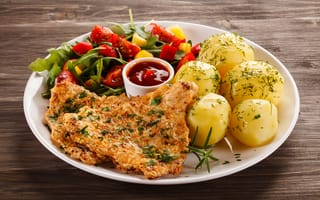 Картинка Куриная отбивная с салатом из овощей и вареным картофелем
