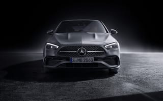 Картинка Серебристый автомобиль Mercedes-Benz C 300 AMG Line 2021 года вид спереди