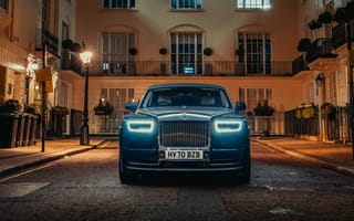 Картинка Стильный автомобиль Rolls-Royce Phantom Extended, 2021 года вид спереди