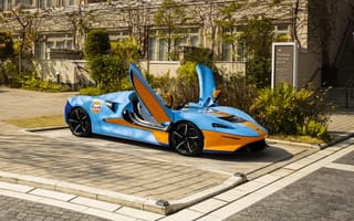 Картинка Автомобиль McLaren Elva Gulf Theme, 2021 года у дома