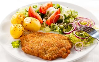 Картинка Отбивная с курицы на тарелке с картофелем и овощами
