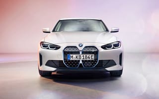 Картинка Автомобиль BMW I4 2021 года вид спереди на розовом фоне