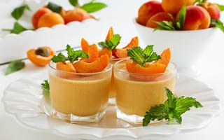 Картинка Фруктовый йогурт с кусочками абрикоса и мятой