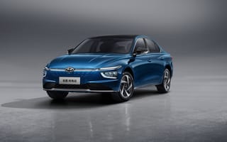 Картинка Автомобиль Hyundai Mistra EV 2021 года на сером фоне