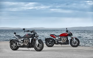 Картинка Два мотоцикла Triumph Rocket 3, 2021 года на берегу