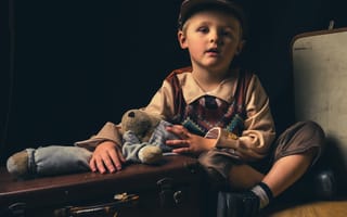Картинка Маленький мальчик с чемоданом и игрушкой