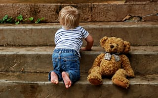 Картинка Маленький ребенок с медведем на ступеньках