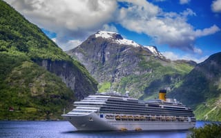 Картинка Большой белый круизный лайнер в фьорде