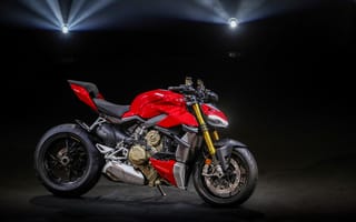 Картинка Стильный красный байк Ducati V4 Streetfighter, 2020 в свете софитов