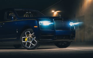 Картинка Автомобиль Rolls-Royce Cullinan Black Badge 2021 года с включенными фарами
