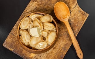 Картинка Пельмени в деревянной миске с маслом