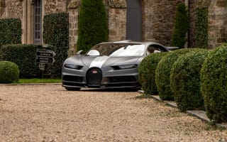 Картинка Дорогой автомобиль Bugatti Chiron у дома
