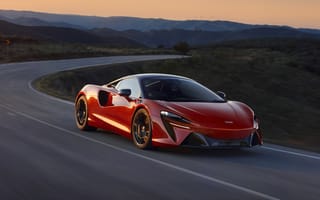 Обои Красный автомобиль McLaren Artura, 2022 года на трассе